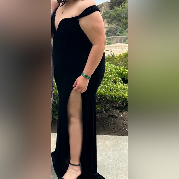 Windsor Black Velvet Gown w/ Deep Plunge, Leg Slit, Off Shoulder. Size X-Large - Picture 3 of 7